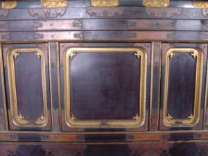 仏壇の洗濯（クリーニング）前の写真　仏壇の台
