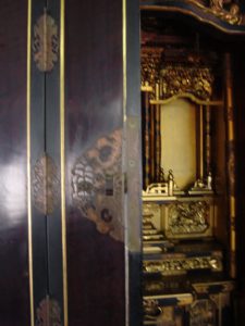 仏壇の洗濯（クリーニング）前の写真　仏壇の扉と中